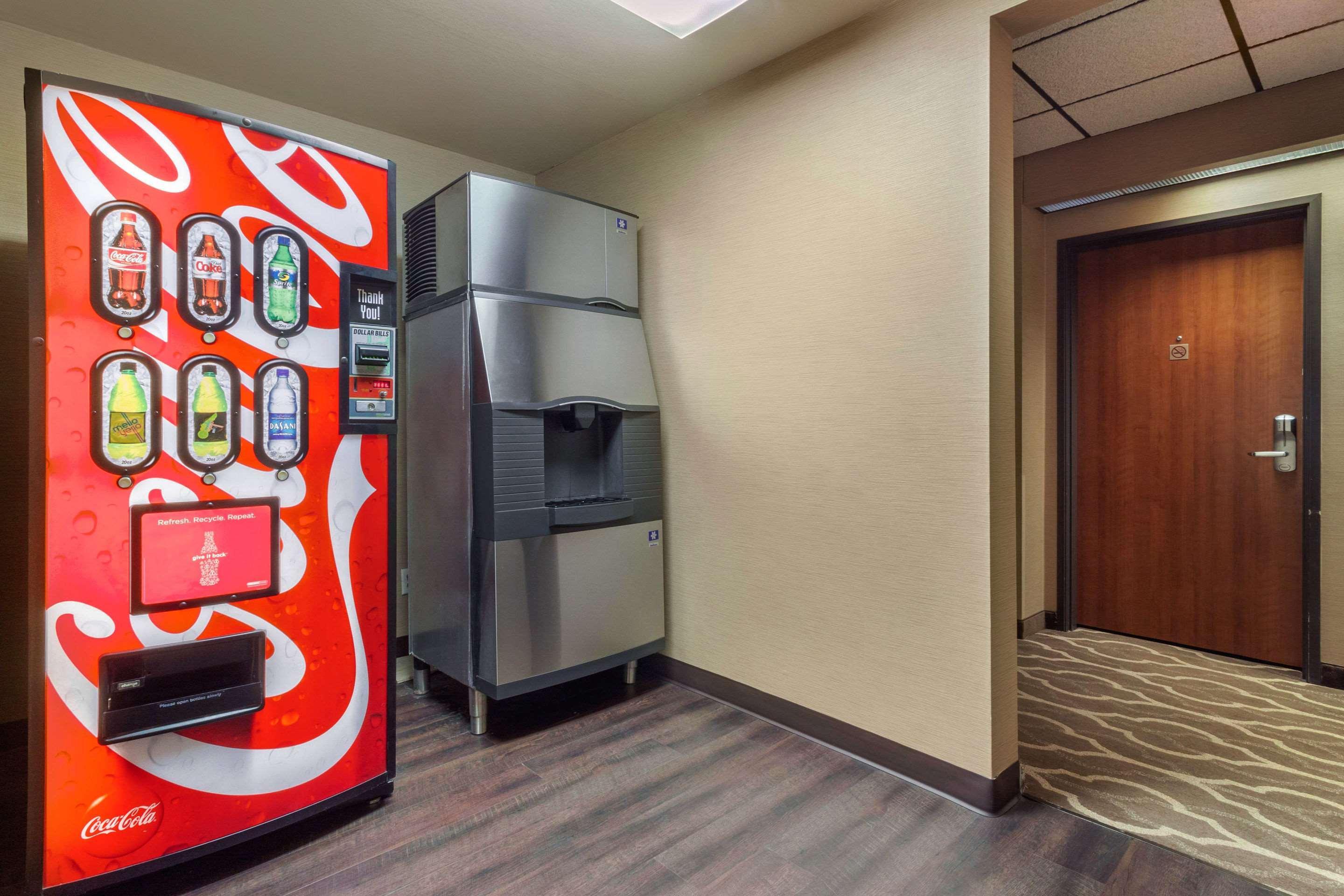 Comfort Inn & Suites Mitchell I-90 Экстерьер фото